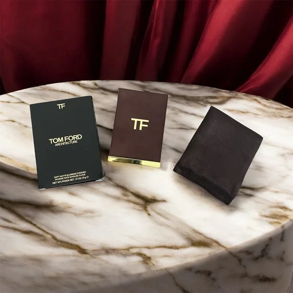 Tom Ford Architecture soft matte blurring powder! Shade: Sahara Dusk - Picture 2 of 3